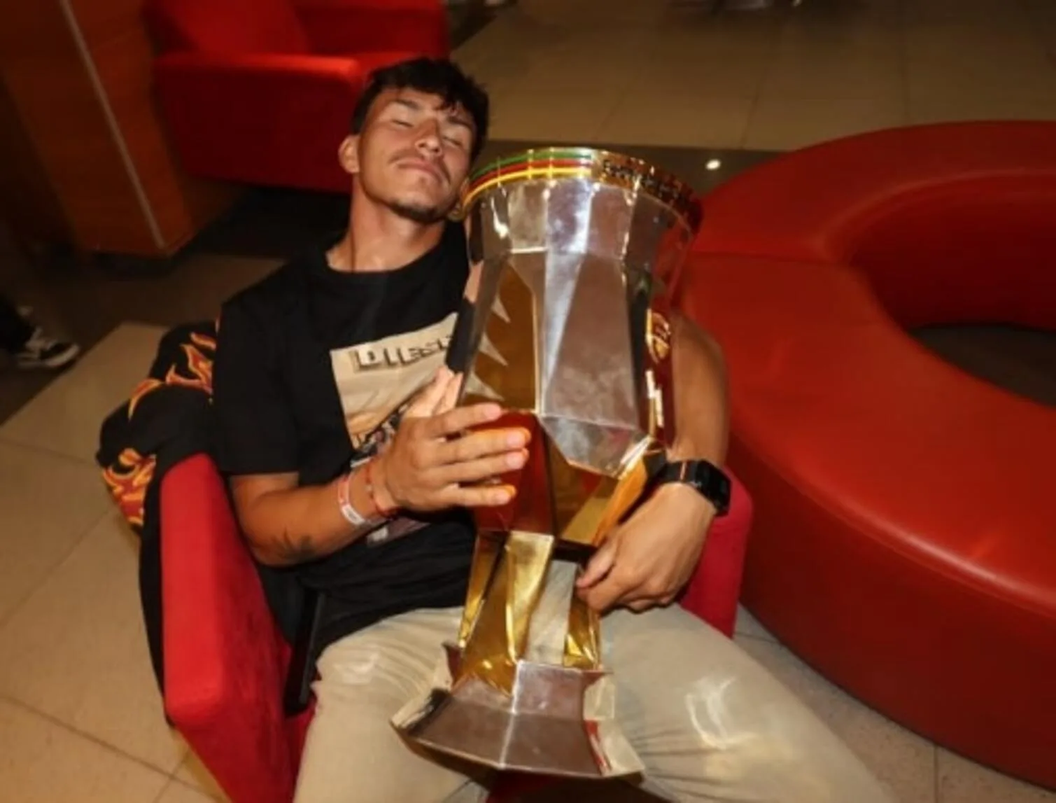 Bernabei dorme com a taça na mão